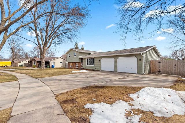 1935 BUNKER HILL COURT, De Pere, WI 54115