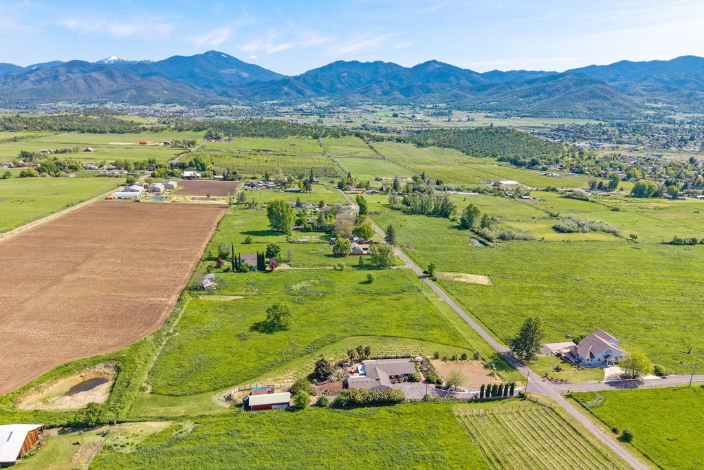 3015 Marigold Lane, Medford, OR 97504