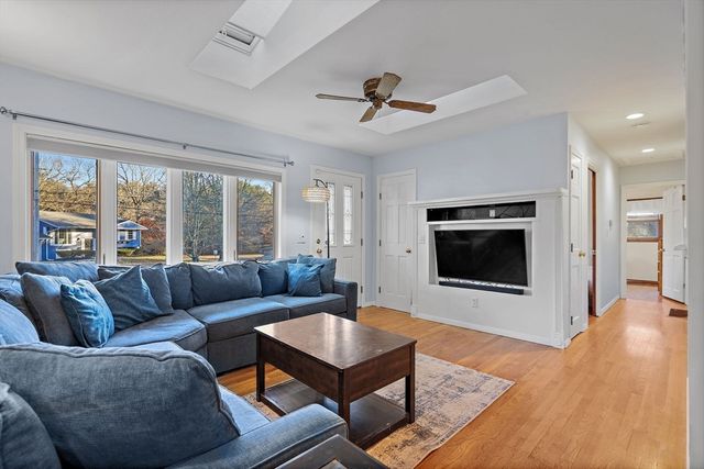 8 Quaker Cir, Pembroke, MA 02359