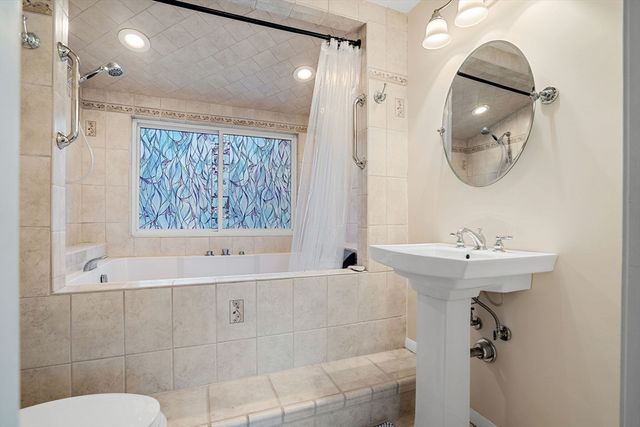 8 Quaker Cir, Pembroke, MA 02359