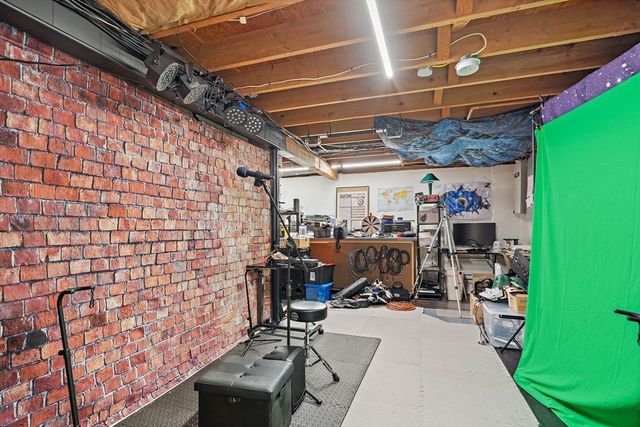 8 Quaker Cir, Pembroke, MA 02359