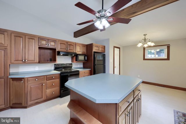 910 GROFFTOWN RD, Lancaster, PA 17602
