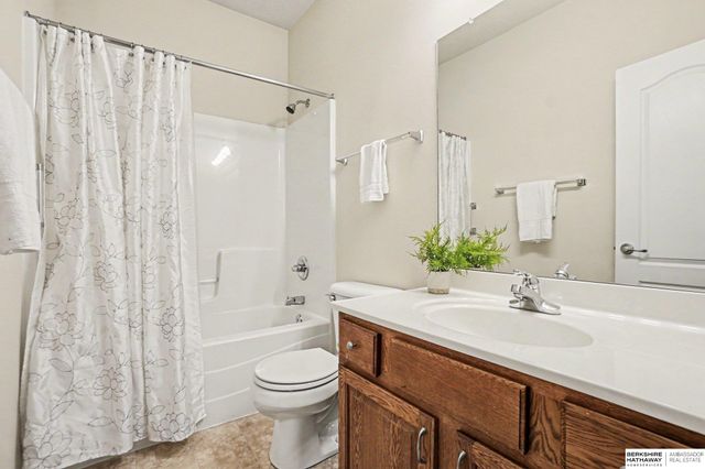 15507 Armstrong Street, Omaha, NE 68116