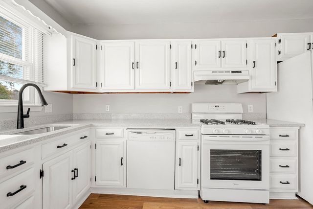 82 Cliff St, Quincy, MA 02169