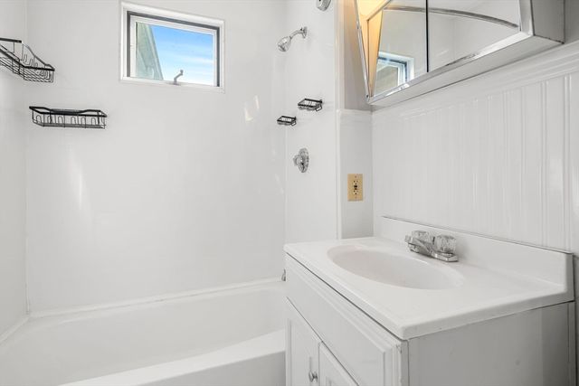 82 Cliff St, Quincy, MA 02169