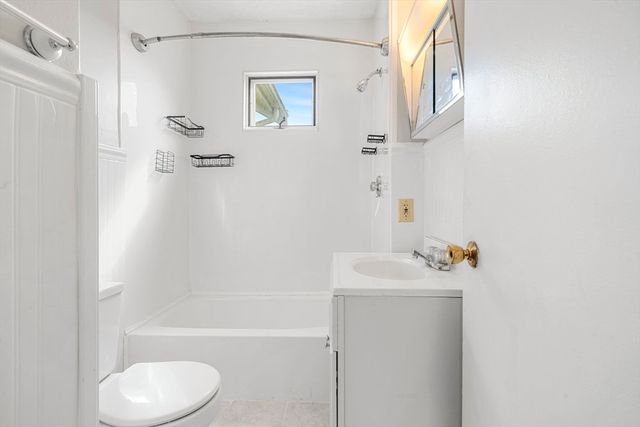 82 Cliff St, Quincy, MA 02169