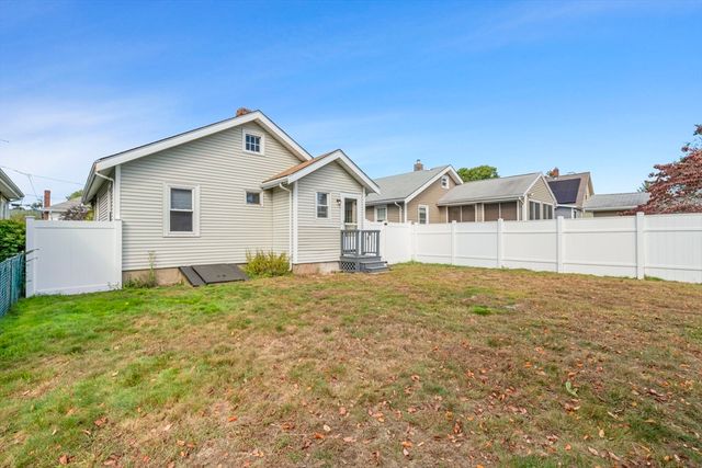 82 Cliff St, Quincy, MA 02169