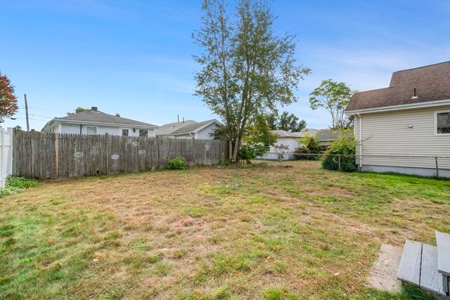 82 Cliff St, Quincy, MA 02169