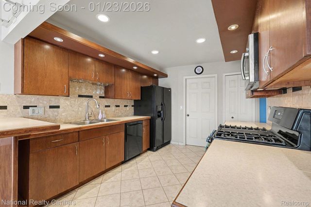 16725 Kyla Drive, Clinton Charter Township, MI 48038