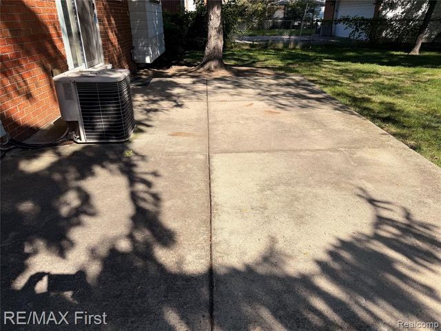 25800 Pine View Avenue, Warren, MI 48091