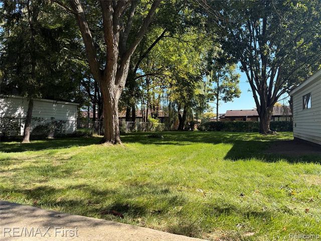 25800 Pine View Avenue, Warren, MI 48091