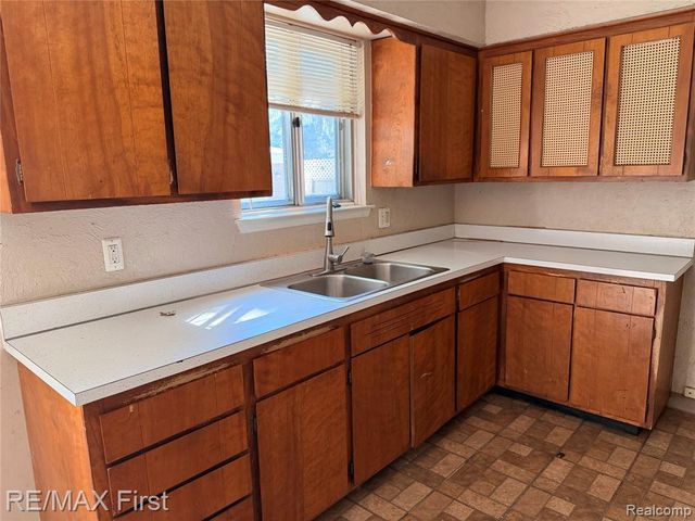 25800 Pine View Avenue, Warren, MI 48091