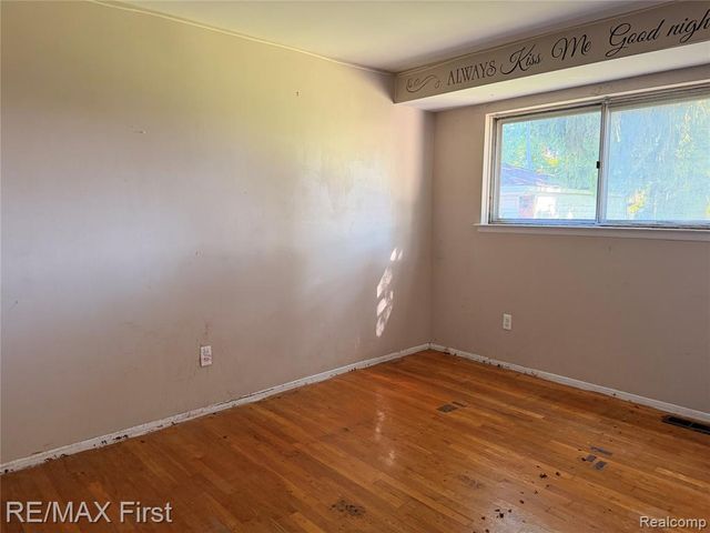 25800 Pine View Avenue, Warren, MI 48091