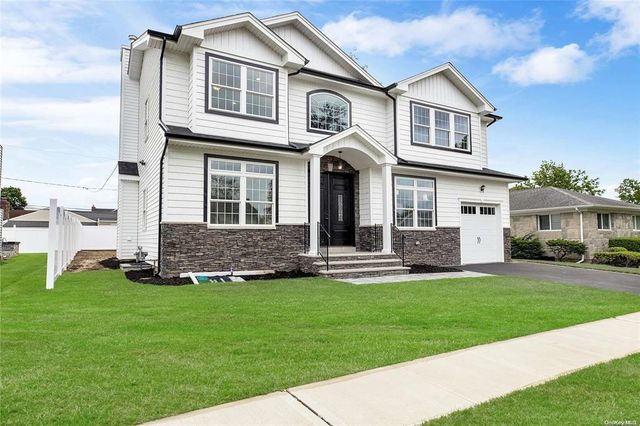 8 Sebree Place, Plainview, NY 11803