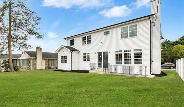 8 Sebree Place, Plainview, NY 11803