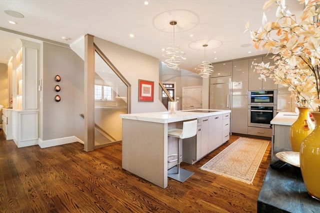 287 Langley Rd 6, Newton, MA 02459