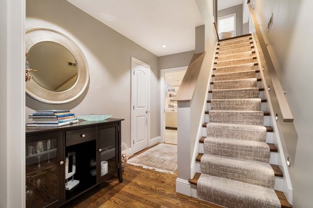 287 Langley Rd 6, Newton, MA 02459