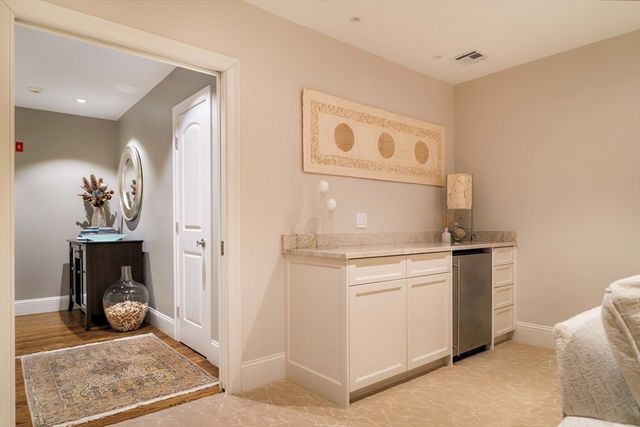 287 Langley Rd 6, Newton, MA 02459