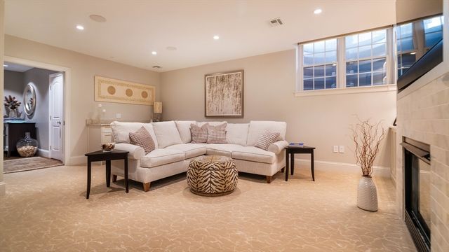 287 Langley Rd 6, Newton, MA 02459