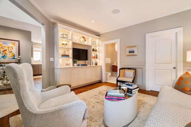 287 Langley Rd 6, Newton, MA 02459