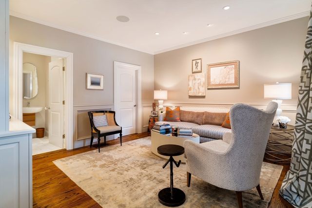 287 Langley Rd 6, Newton, MA 02459