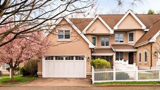 287 Langley Rd 6, Newton, MA 02459