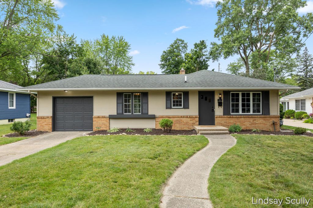 160 Boltwood Drive NE, Grand Rapids, MI 49505