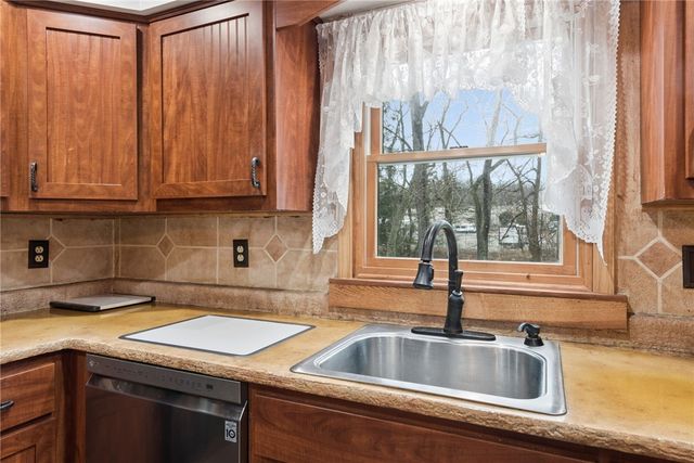 2429 Brownfield Dr, Hempfield Twp, PA 15601