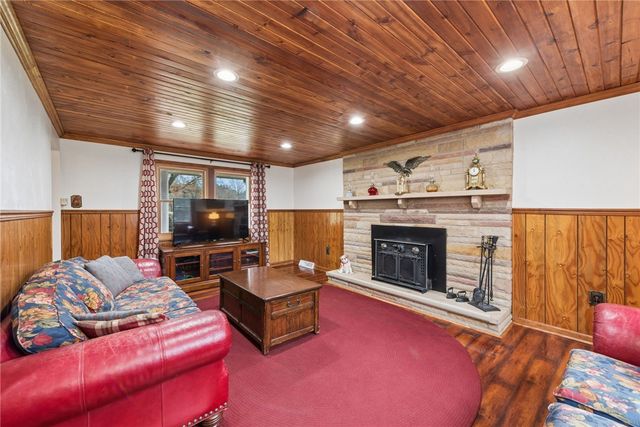 2429 Brownfield Dr, Hempfield Twp, PA 15601