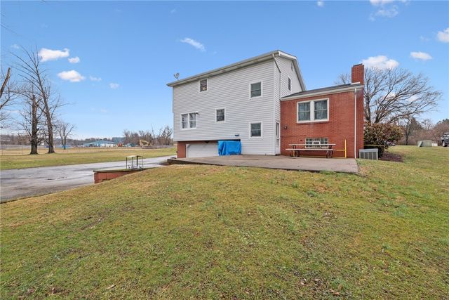 2429 Brownfield Dr, Hempfield Twp, PA 15601
