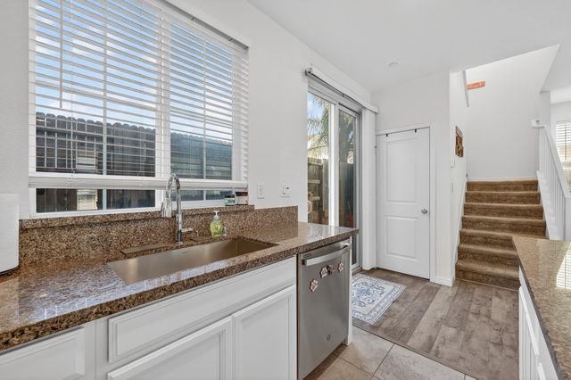 6 Aurum Park Ct, Sacramento, CA 95838