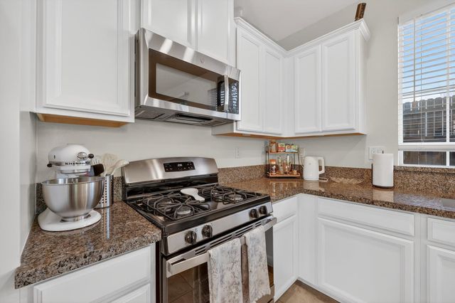 6 Aurum Park Ct, Sacramento, CA 95838