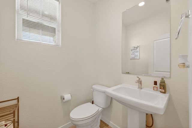 6 Aurum Park Ct, Sacramento, CA 95838