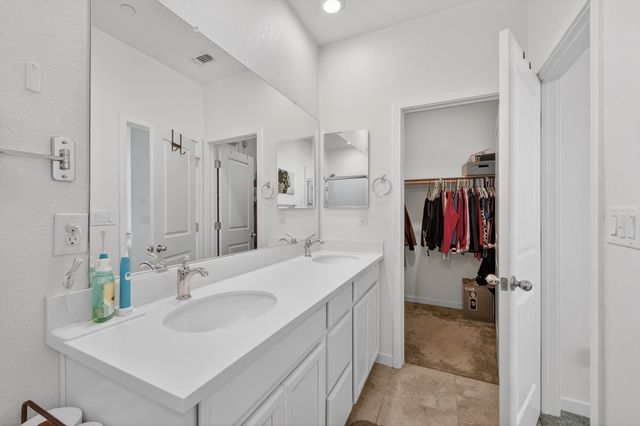 6 Aurum Park Ct, Sacramento, CA 95838