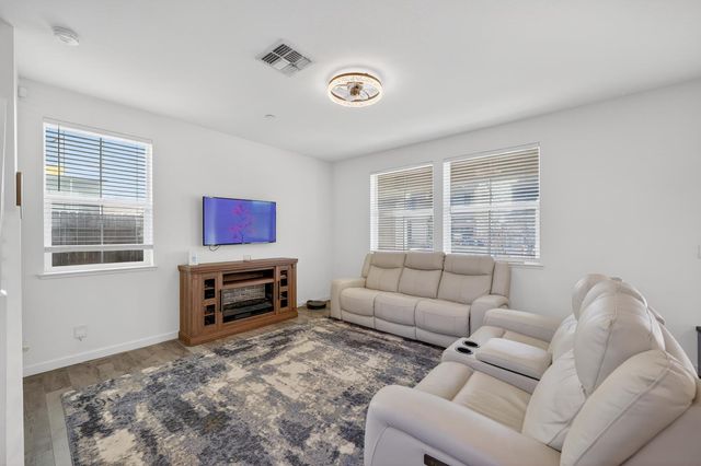 6 Aurum Park Ct, Sacramento, CA 95838