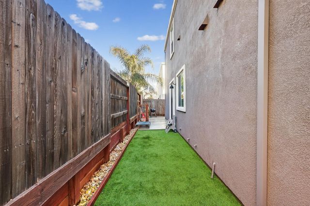 6 Aurum Park Ct, Sacramento, CA 95838