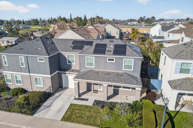 6 Aurum Park Ct, Sacramento, CA 95838