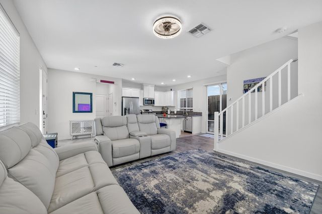 6 Aurum Park Ct, Sacramento, CA 95838