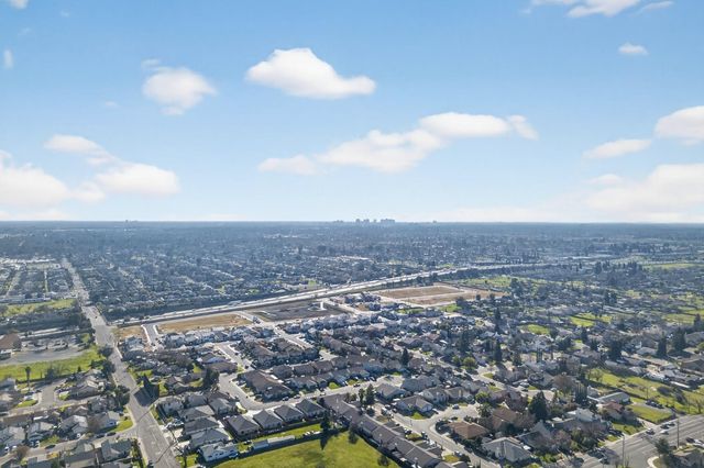 6 Aurum Park Ct, Sacramento, CA 95838