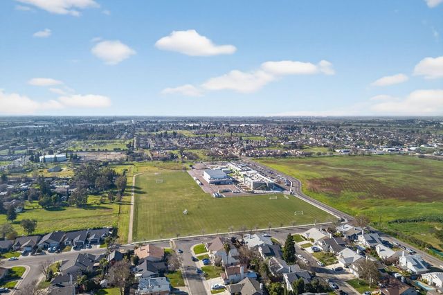 6 Aurum Park Ct, Sacramento, CA 95838