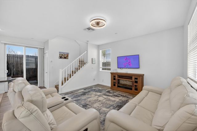 6 Aurum Park Ct, Sacramento, CA 95838