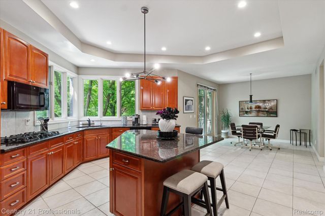 6642 Carlyle Court, West Bloomfield Charter Township, MI 48322