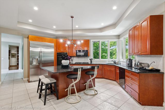 6642 Carlyle Court, West Bloomfield Charter Township, MI 48322