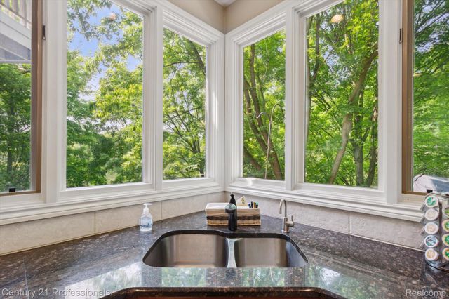 6642 Carlyle Court, West Bloomfield Charter Township, MI 48322