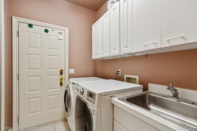 6642 Carlyle Court, West Bloomfield Charter Township, MI 48322