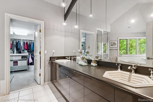 6642 Carlyle Court, West Bloomfield Charter Township, MI 48322