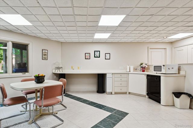 6642 Carlyle Court, West Bloomfield Charter Township, MI 48322