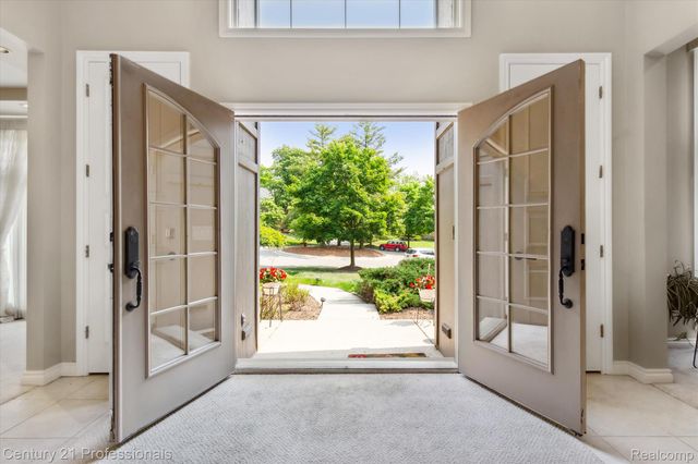 6642 Carlyle Court, West Bloomfield Charter Township, MI 48322