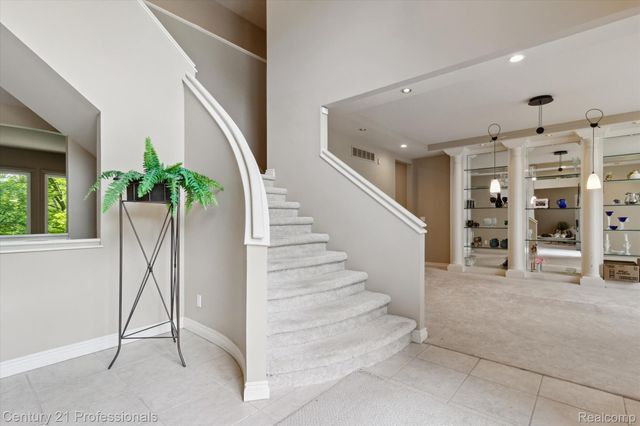 6642 Carlyle Court, West Bloomfield Charter Township, MI 48322