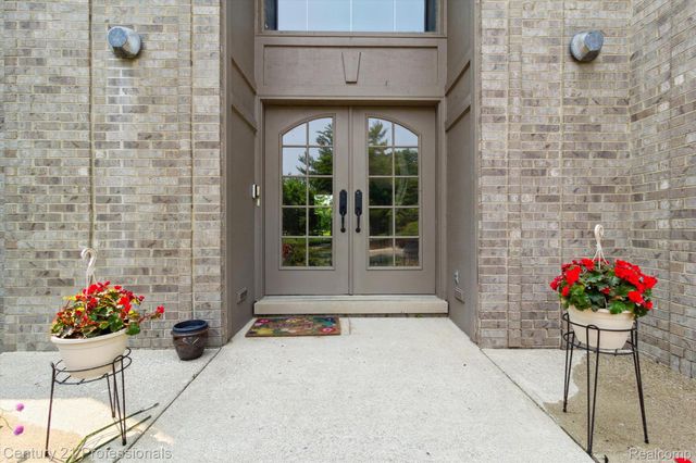 6642 Carlyle Court, West Bloomfield Charter Township, MI 48322